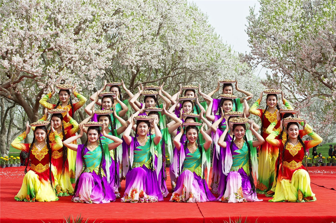 新疆各地开展丰富多彩的文化旅游活动
